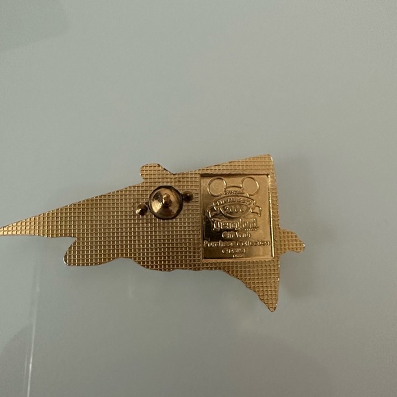 Disney Daisy Hang gliding pin - Picture 2 of 3